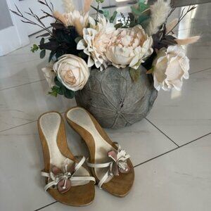 RARE REACTION - KENNETH COLE WHITE & PINK LEATHER FLORAL WOODEN HEELS - SIZE 7